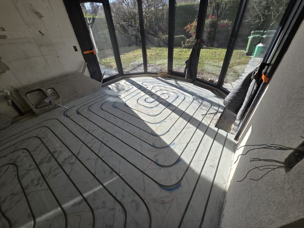 Rainurage dans chape et ancien carrelage