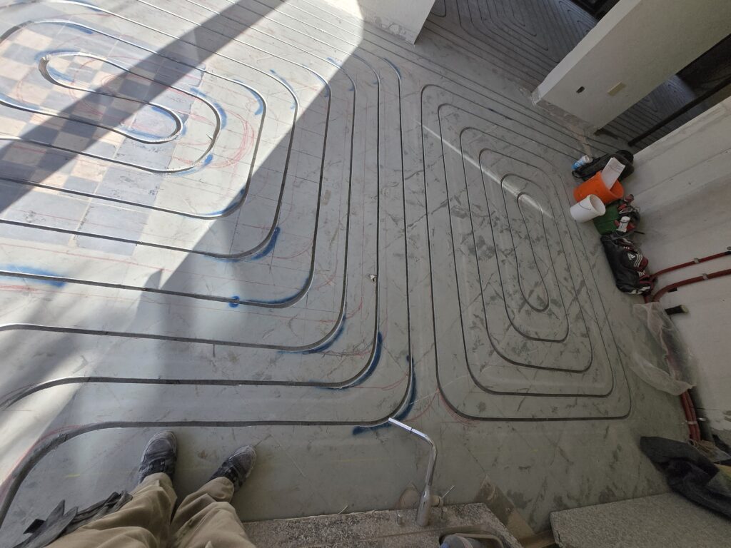 Rainurage dans chape et ancien carrelage