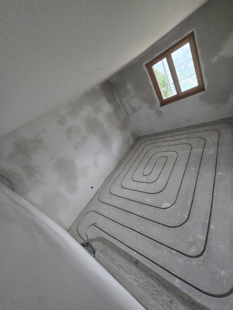 Rainurage de sol pour chauffage au sol dans une maison à Hérémence