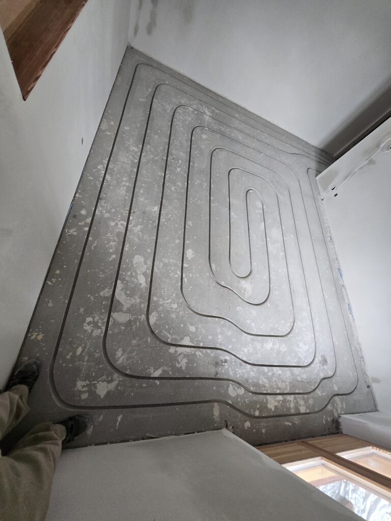 Rainurage de sol pour chauffage au sol dans une maison à Hérémence