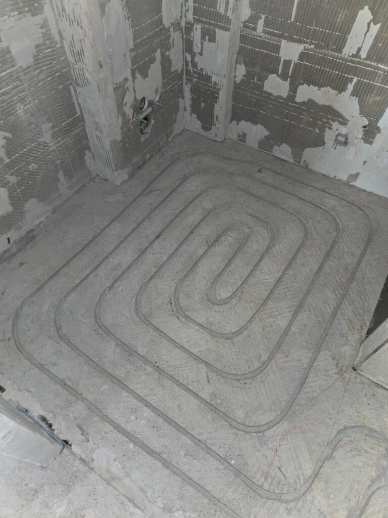 Rainurage de sol pour chauffage au sol dans une maison à Hérémence