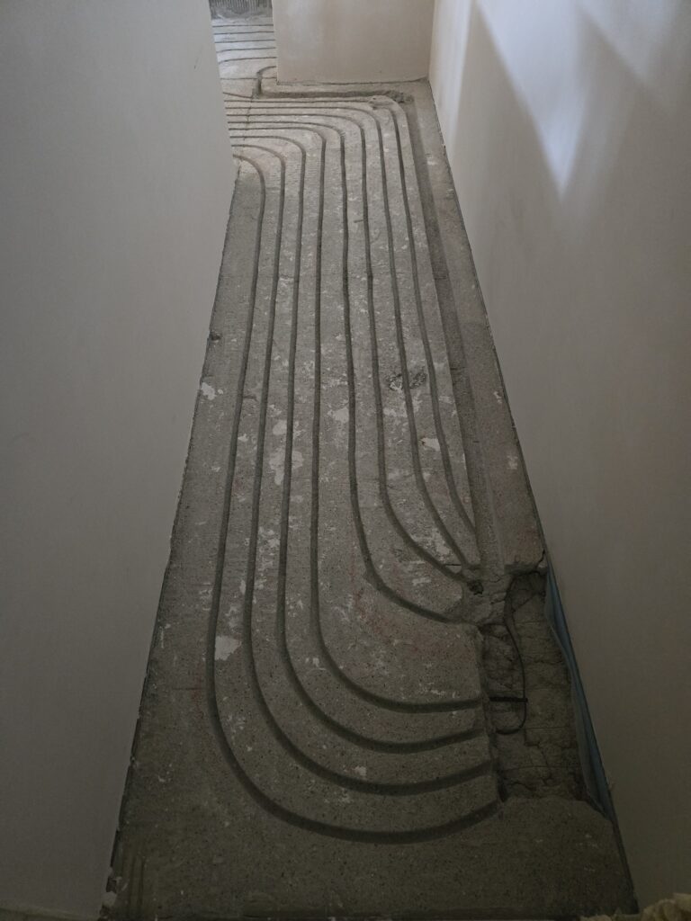 Rainurage de sol pour chauffage au sol, passage étroit.
