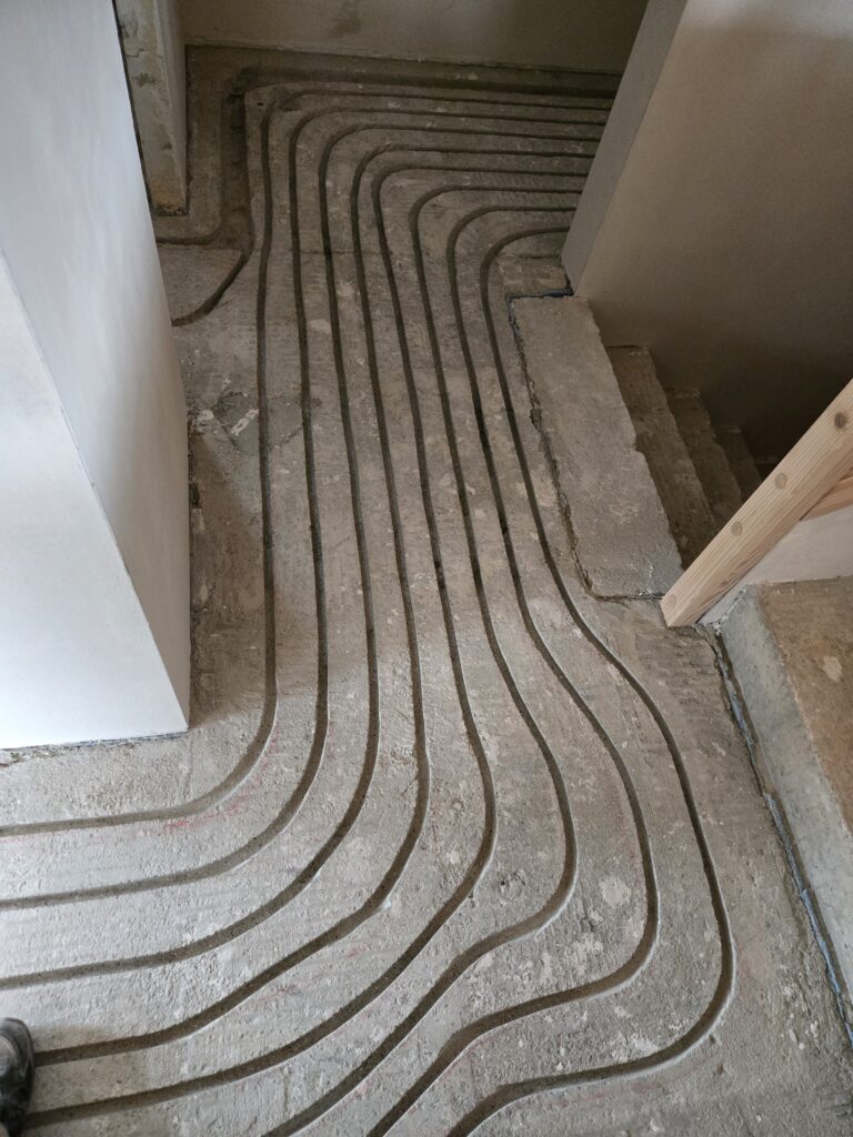 Rainurage de sol pour chauffage au sol dans une maison à Hérémence