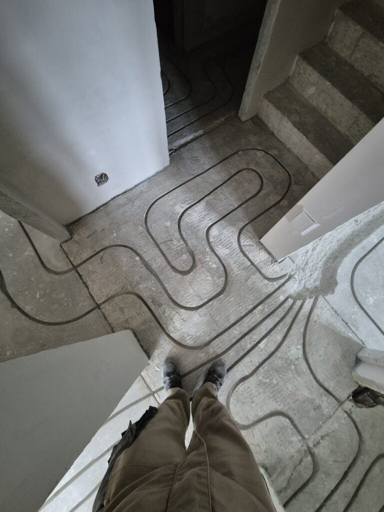 Rainurage de sol pour chauffage au sol dans une maison à Hérémence